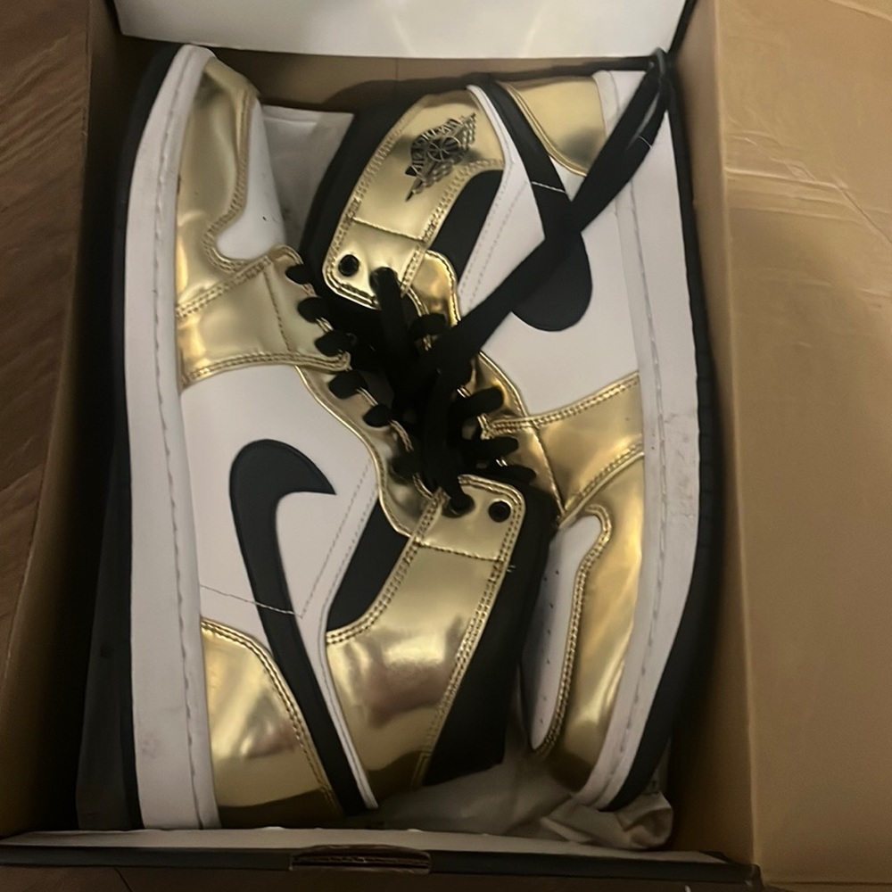 Gold Air Jordan 1 mid se size:11